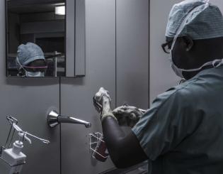 ENSTA Bretagne : aide à la protection des soignants par la confection de tabliers jetables