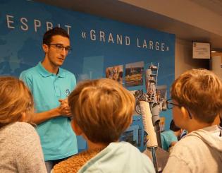 ENSTA Bretagne : présentation du projet Spacieta par des étudiants ENSTA Bretagne à un public scolaire lors de la fête de la science 2019 à Brest