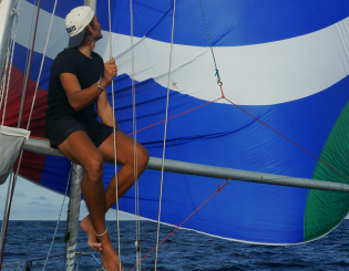 maxime sur son bateau