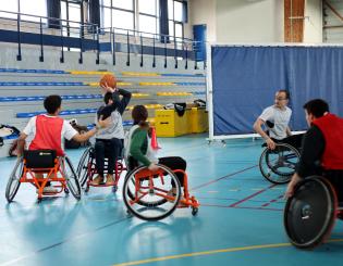 Les élèves s'initient au basket fauteuil