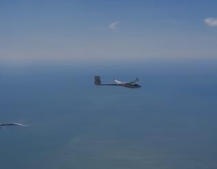 Vol en planeur au-dessus de la mer