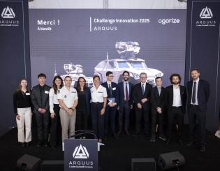 photo des participants de l'ENSTA au challenge Arquus au coté du CEO de John Cockerill, des hauts placés de la DGA et surtout le Général de corps d'armée Bruno Baratz pour présenter leur projet