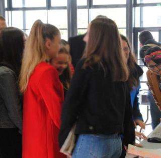 ENSTA Bretagne : présentation des oeuvres numériques réalisées par les collégiennes sous Python
