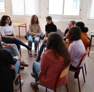ENSTA Bretagne : groupe de collégiennes en découverte d'une école d'ingénieurs