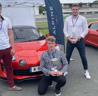 3 étudiants avec les prix du challenge UTAC