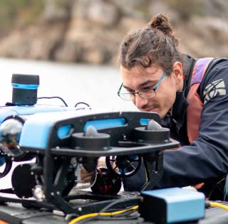 ENSTA Bretagne : travaux de recherche en robotique sous-marine, essais au lac de Guerlédan