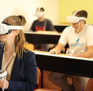 Les élèves utilisent les casques de réalité virtuelle