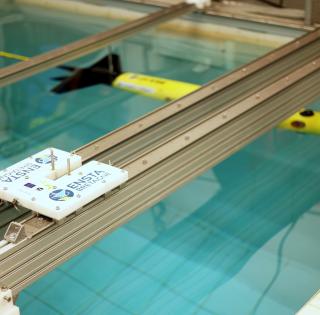 Le planeur sous-marin immergé dans le bassin d'essai de l'ENSTA Bretagne