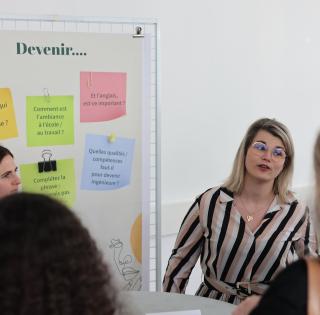 Etudiantes ingénieures échangent avec les lycéennes