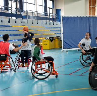 Les élèves s'initient au basket fauteuil