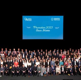 ENSTA Bretagne : Photo de la promotion 2023 "Edwin Hubble" lors de la cérémonie de remise des diplômes