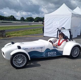 Test de la Lotus 7 avant le départ en piste