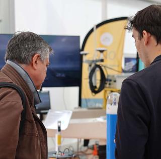 ENSTA Bretagne : échange avec un visiteur sur le stand ENSTA Bretagne aux fêtes maritimes 2024