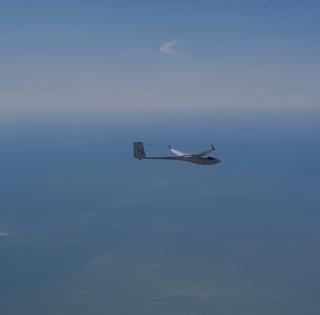 Vol en planeur au-dessus de la mer