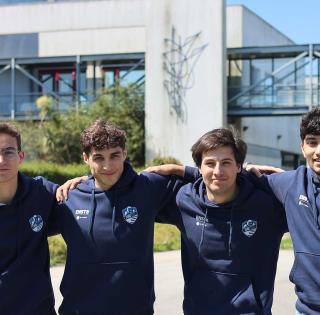 Quatre étudiants ingénieur de l'ENSTA participant à la coupe de France de robotique 