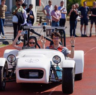 Les étudiants testent le véhicule autonome et lèvent leurs mains pour valider l'essai