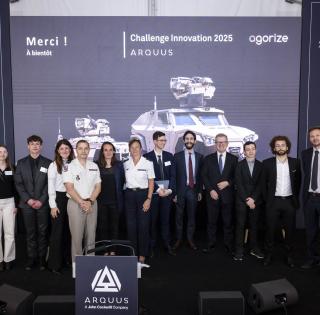 photo des participants de l'ENSTA au challenge Arquus au coté du CEO de John Cockerill, des hauts placés de la DGA et surtout le Général de corps d'armée Bruno Baratz pour présenter leur projet