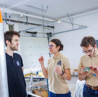 Préparation des fusées par des membres du club Spacieta