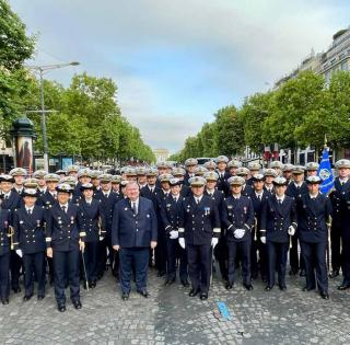 Groupe d'IETA avec le Délégué Générale pour l'Armement avant le défilé, le 14 juillet 2025