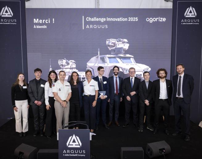 photo des participants de l'ENSTA au challenge Arquus au coté du CEO de John Cockerill, des hauts placés de la DGA et surtout le Général de corps d'armée Bruno Baratz pour présenter leur projet