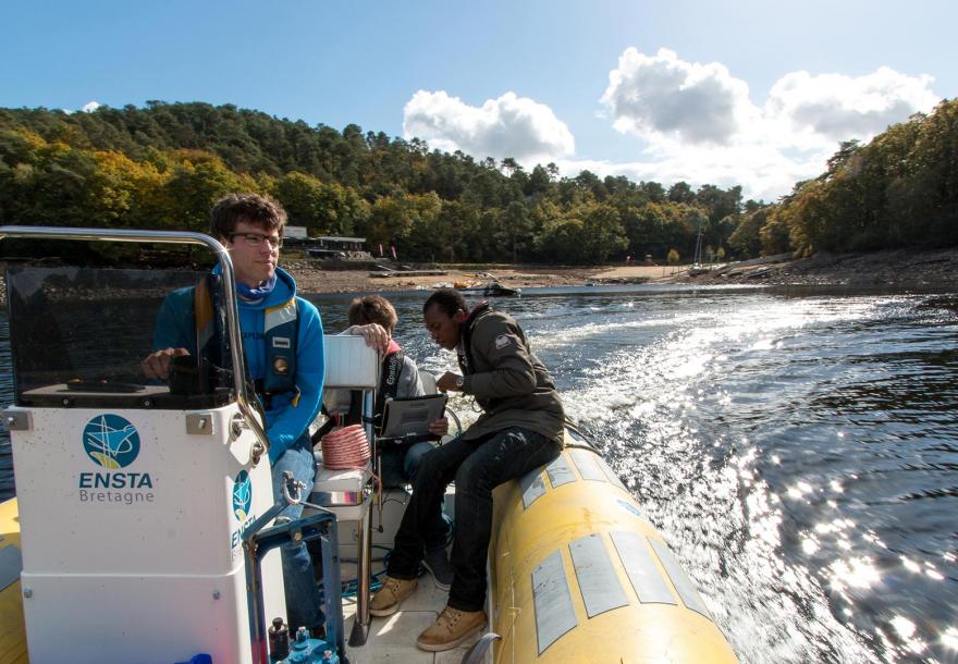 ENSTA Bretahne : projet de terrain pluridisciplinaire en hydrographie et robotique sur le lac de Guerlédan